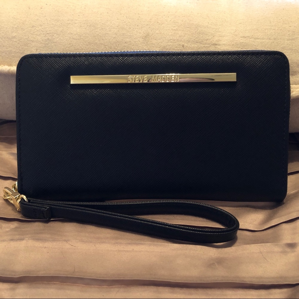 Brand new Steve Madden zip around wallet
